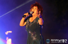 상주서 열린 오락가락(五樂歌樂) 가요제...열창하는 가수 리화