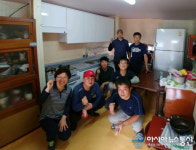 밀양 초동면 청년회, 저소득층 2세대 싱크대 교체
