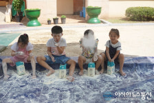 [포토]청주 산성유치원 밀가루 퍼포먼스