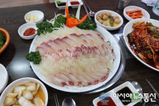 제주도맛집 ‘월척수산’에서 제주도의 싱싱한 회를 푸짐하게 한상 받을 수 있어