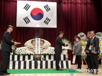 (사)한국여성유권자총연합 장화순 총재, 서울지방경찰청장 감사장 및 국회의원 표창장 수상