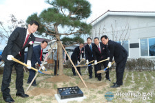 상주 공성면 회관 개관식서 기념식수 하는 황천모 상주시장