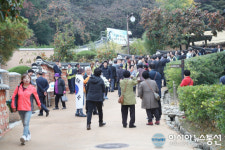 구미 박정희 생가 찾은 지지자들...39주기 추도식 열려