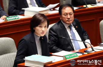 질의에 답하는 유은혜 사회부총리 겸 교육부 장관