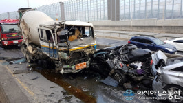 성남 분당내곡간 고속화도로 레미콘이 8중 추돌…6중상 1명 사망