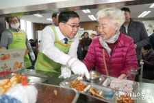 허성무 시장, 금강노인종합복지관 급식소서 ‘현장체험’