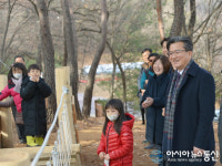 [포토]정용래 유성구청장, 노은 유아숲체험원에서 아빠미소~