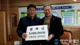 오명근 의원, 중학교 입학 학생에 장학금 전달