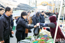 울진해경 설맞이 전통 장보기...지역 경기 활성화 한 몫