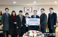 [단신]문지초등학교 졸업생들, 글로벌 희망나눔 플리마켓 모금전달