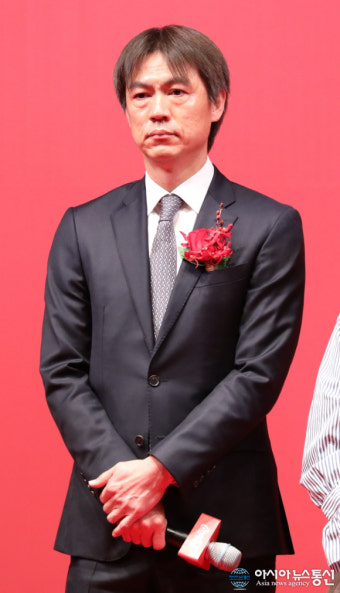 故이민혜 선수 특별상 시상자 대한축구협회 전무이사 홍명보