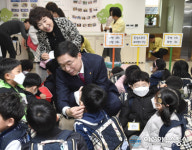 임종식 경북교육감, 유치원 찾아 미세먼지마스크 나눔 행사 가져