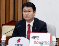 발언하는 정용기 정책위의장