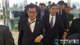 (포토)‘스타일 구긴’ 이시종 충북지사, 제천시청 진입