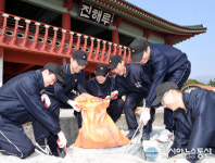 해군 교육사령부, ‘진해군항제’ 맞이 진해루 일원 환경정비