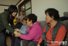 [고성 속초 산불]  토성면 용촌2리 피해 주민들 위로하는 이정미 정의당 대표