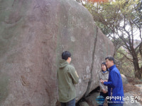 백두현 고성군수, 거류면 거산리 ‘마애약사불좌상’ 현장 방문