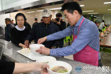 장욱현 영주시장, 복지관 경로식당 찾아 급식봉사…주민 호응