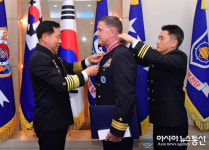 심승섭 해군참모총장, 마이클 보일 주한미해군사령관에 보국훈장 천수장 수여