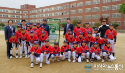 홈런왕 이승엽, 야구 꿈나무에 피칭머신 전달