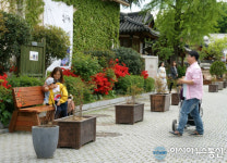 전주시, 한옥마을 골목길에 청년목수가 만든 아트벤치 설치