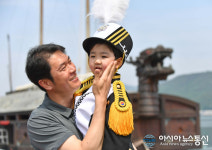 해군사관학교, 어린이날 맞아 부대개방...사관생도 예식복 입은 어린이