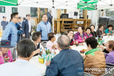 효 잔치 자매마을 찾아 담소나누는 이종호 한울원전본부장
