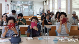 스마트한 노년 도와 드릴게요..경일대 사회복지 학생들, 어르신 대상 스마트폰 교육