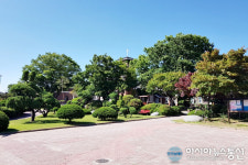 [포토] 숲으로 덮여 있는 듯한 세종시 부강성당 전경