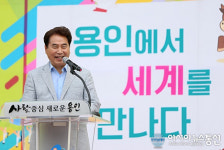 행복한 미소에 백군기 용인시장, 글로벌페스티벌서 외국인주민 격려