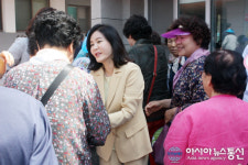 주민과 반갑게 인사하는 최교일 의원 부인 이홍채 여사