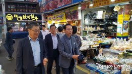 반송동 주요 단체장과 함께 반송시장 돌아보는 이영호 성산구청장