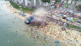 [제22회 보령머드축제]‘머드몸씬을 즐기고 있는 관광객들’