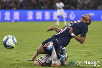 경기 중 다른 선수와 걸려 넘어지는 음바페