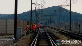 충남 아산소방서, 폭염에 KTX선로 늘어져…긴급 급수지원