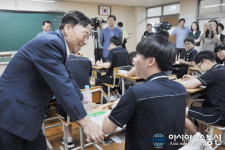 [포토]설동호 대전시교육감, 수능 D-100일 잘 하고 있어!