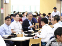 삼성전자 온양캠퍼스 방문해 직원들과 식사하는 이재용 부회장