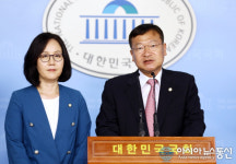 기자회견하는 정점식, 김현아 의원