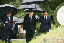 이낙연 총리, 광복군 묘역과 이시영 선생 묘소 참배