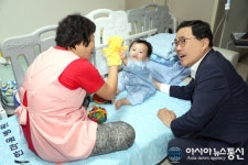 허성무 창원시장, 병원아동돌봄서비스 ‘1호 아동’ 위문