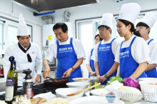 청년들의 부엌서 요리하는 최영조 경산시장
