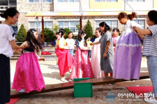 [단신] 세종시 으뜸초 학생들 추석 명절 널뛰기 놀이
