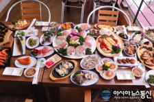 오이도 맛집 ‘우정횟집’, 제철 수산물 새우·전어·꽃게 별미 메뉴 눈길 …단체 대상 특물회·차량 픽업 제공