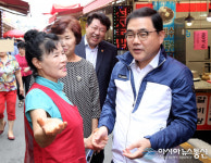 추석명절 민생투어 나선 허성무 창원시장, 진해중앙시장 상인 건의사항 청취