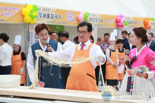 (포토)향토음식 경연대회서 면 뽑기 도전에 나선 이시종 충북지사