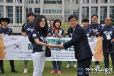 [포토]이강오 대전보건대 총장, 해외자원봉사단에 성금 전달