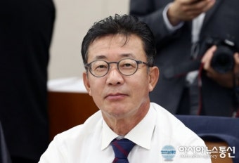 카메라를 향해 웃는 홍철호 의원