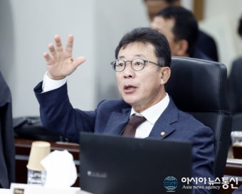 [포토뉴스]  국감 질의하는 홍철호 의원