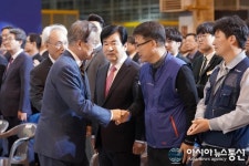 [아통 포토] 고진곤 한국노총 군산지부 의장과 악수하는 文대통령