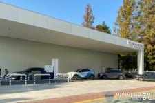 수소충전소에 길게 늘어선 차들